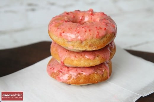 baked_strawberry_doughnuts_2