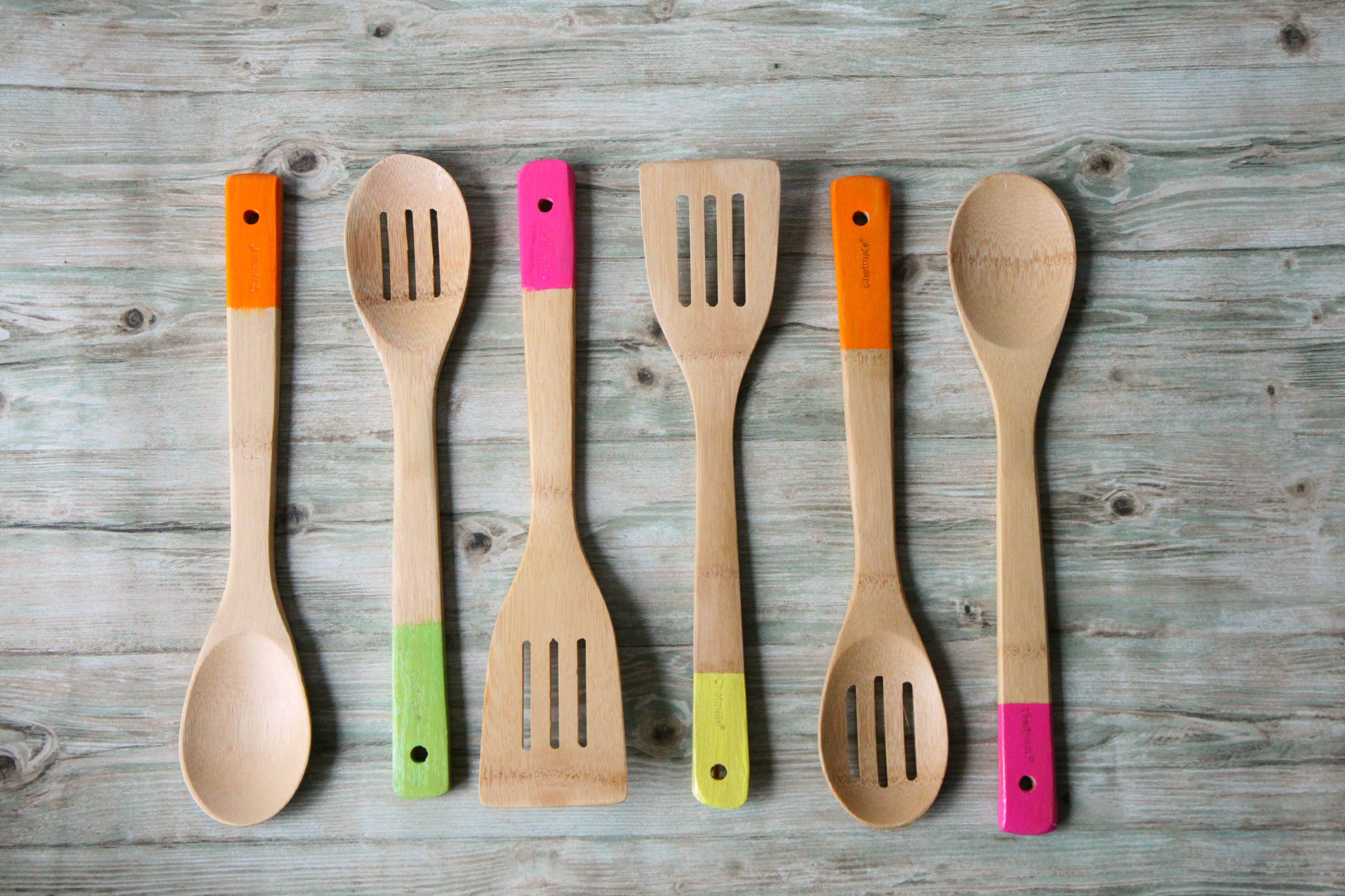 DIY Paint dipped spoons make a perfect hostess or Christmas gift!