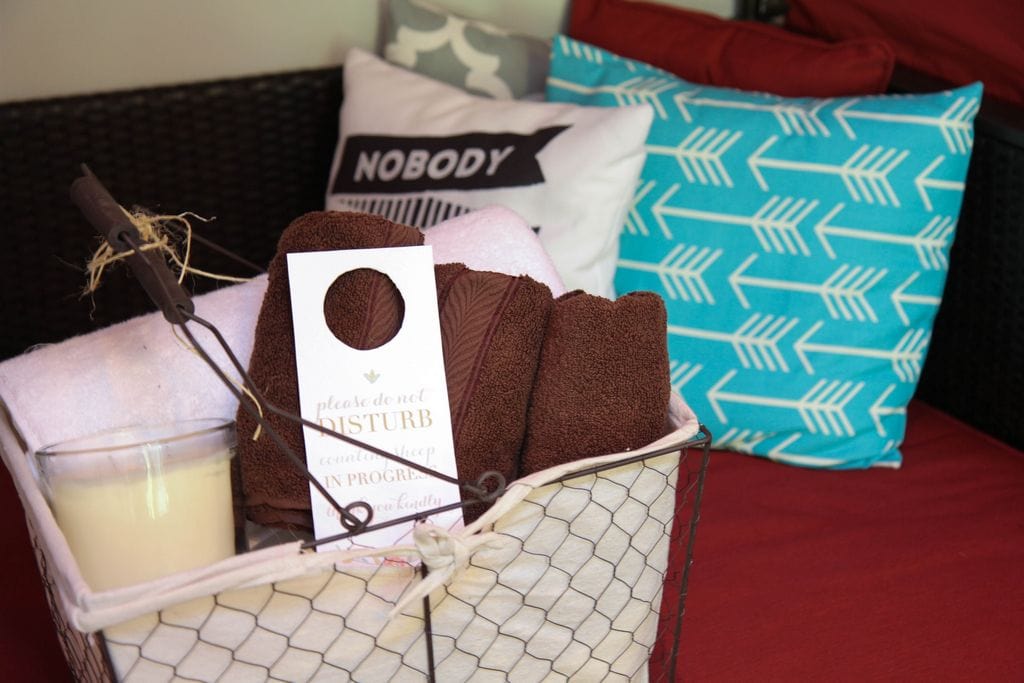 Make-A-Guest-Room-Welcome-Basket