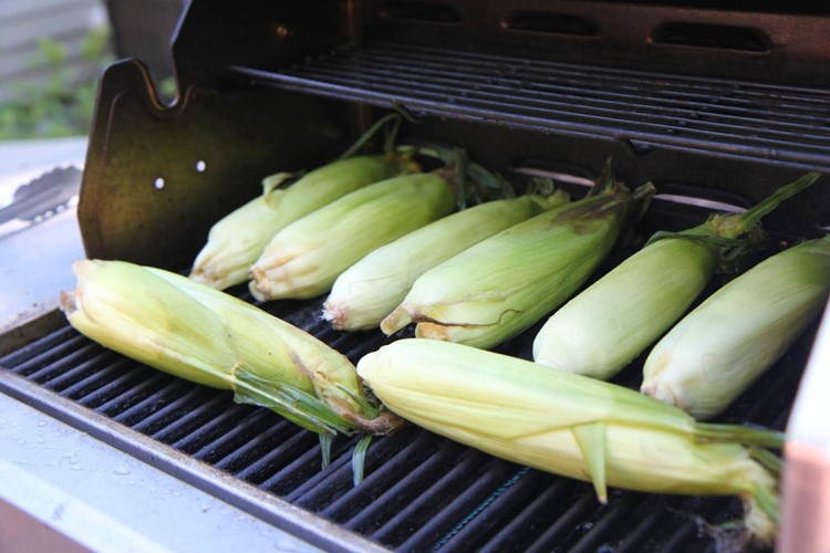 Grilling corn on the cob